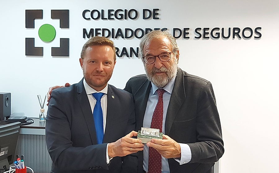 Alejandro Izuzquiza, galardonado con el Premio Especial del Colegio de Mediadores de Granada por su labor en el CCS y su compromiso con la mediación Alejandro Izuzquiza, galardonado con el Premio Especial del Colegio de Mediadores de Granada por su labor en el CCS y su compromiso con la mediación