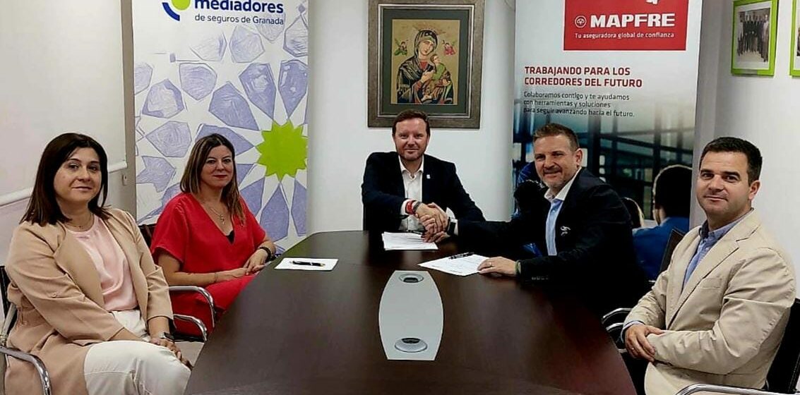 El Colegio de Mediadores de Seguros de Granada y la compañía aseguradora MAPFRE, renuevan el protocolo de colaboración que une a ambas instituciones un año más El Colegio de Mediadores de Seguros de Granada y la compañía aseguradora MAPFRE, renuevan el protocolo de colaboración que une a ambas instituciones un año más