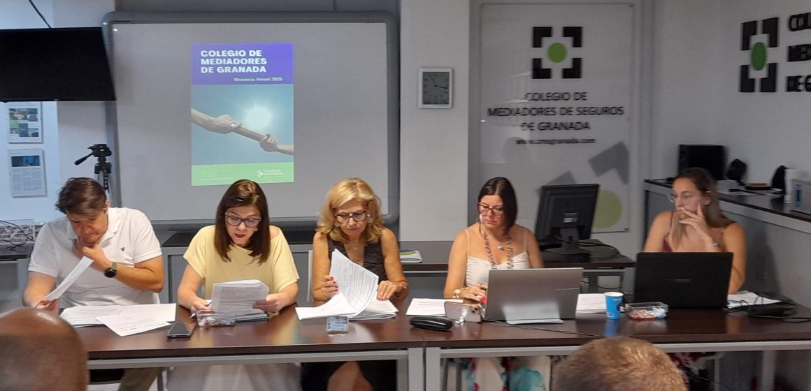 El Colegio de Mediadores de Seguros de Granada celebra la primera Asamblea General presidida por una mujer en sus casi 70 años de historia El Colegio de Mediadores de Seguros de Granada celebra la primera Asamblea General presidida por una mujer en sus casi 70 años de historia