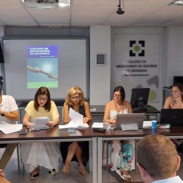 El Colegio de Mediadores de Seguros de Granada celebra la primera Asamblea General presidida por una mujer en sus casi 70 años de historia El Colegio de Mediadores de Seguros de Granada celebra la primera Asamblea General presidida por una mujer en sus casi 70 años de historia