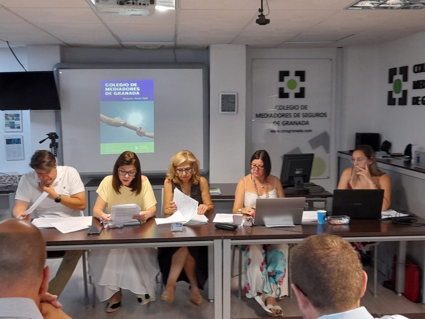 El Colegio de Mediadores de Seguros de Granada celebra la primera Asamblea General presidida por una mujer en sus casi 70 años de historia El Colegio de Mediadores de Seguros de Granada celebra la primera Asamblea General presidida por una mujer en sus casi 70 años de historia