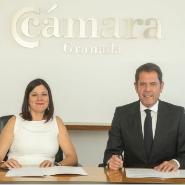 El Colegio de Mediadores de Seguros de Granada y la Cámara de Comercio de Granada firman su primer convenio de colaboración El Colegio de Mediadores de Seguros de Granada y la Cámara de Comercio de Granada firman su primer convenio de colaboración